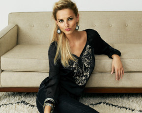 Картинка девушки michaela+kocianova джинсы микаела косьянова блузка браслеты улыбка серьги диван блондинка модель ковер