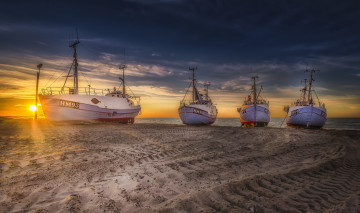 Картинка корабли баркасы+ +буксиры пляж побережье рассвет