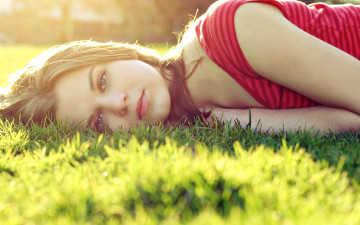 Картинка девушки -unsort+ блондинки взгляд футболка лужайка трава