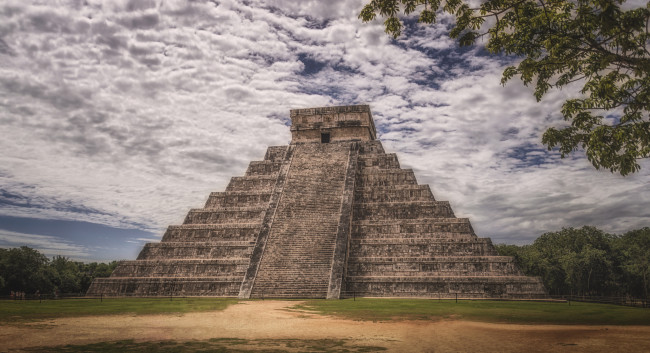 Обои картинки фото pyramid of kukulcan at the ancient city chich`en itza in mexico, города, - исторические,  архитектурные памятники, пирамида, ступенчатая