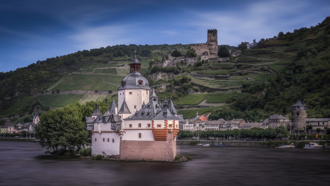 Обои картинки фото castle pfalzgrafenstein with castle gutenfels in the background at the town of kaub in germany, города, замки германии, река, островок, замок