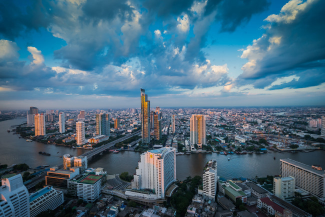 Обои картинки фото lebua state tower bangkok, города, бангкок , таиланд, башня, мосты, обзор, река