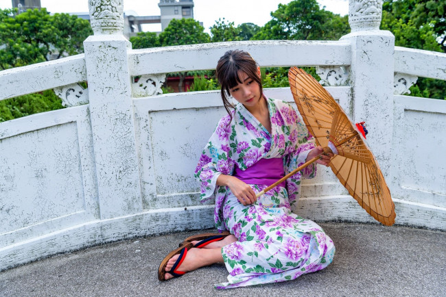 Обои картинки фото девушки, - азиатки, кимоно, зонт, балкон