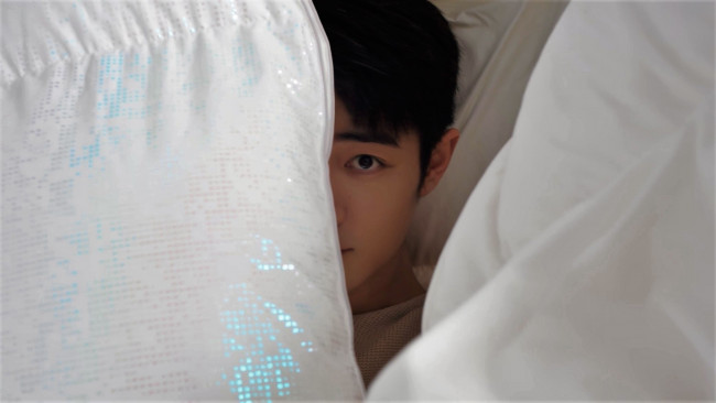 Обои картинки фото мужчины, xiao zhan, актер, лицо, свитер, постель