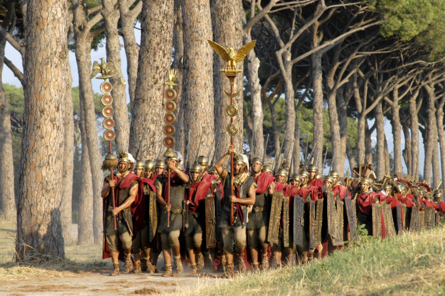 Обои картинки фото кино фильмы, rome, римляне, войско, лес