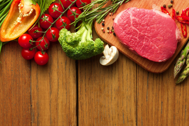 Обои картинки фото еда, разное, брокколи, мясной, стейк, спаржа, помидоры, перец