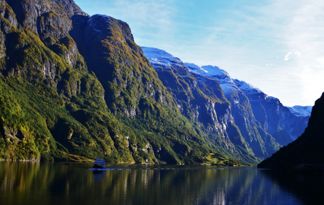 Обои картинки фото аурландсфьорд, норвегия, природа, пейзажи, фьорд, река, горы, лес