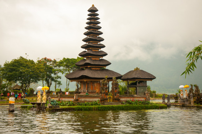 Обои картинки фото храм, воды, бали, города, буддистские, другие, храмы, пагода, индонезия