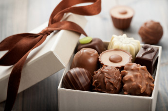 Картинка еда колбасные+изделия коробка конфеты шоколад