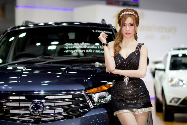 Обои картинки фото автомобили, авто с девушками, азиатка, автосалон