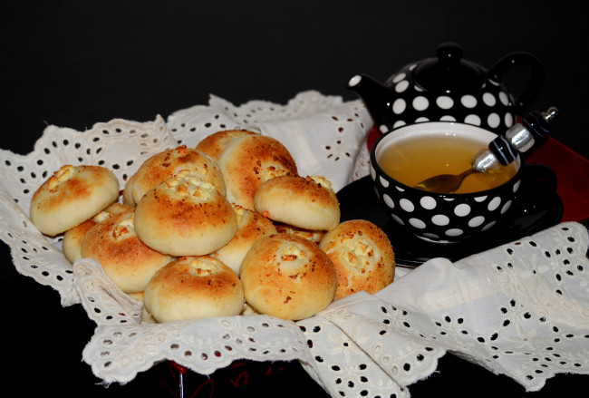 Обои картинки фото еда, хлеб,  выпечка, ватрушки, чайник, чай, булочки, выпечка
