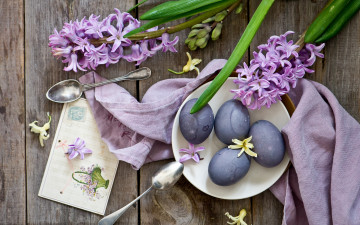Картинка праздничные пасха цветы гиацинты ложки яйца крашенки открытка