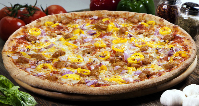 Обои картинки фото еда, пицца, сыр, помидоры, перец, чеснок, базилик