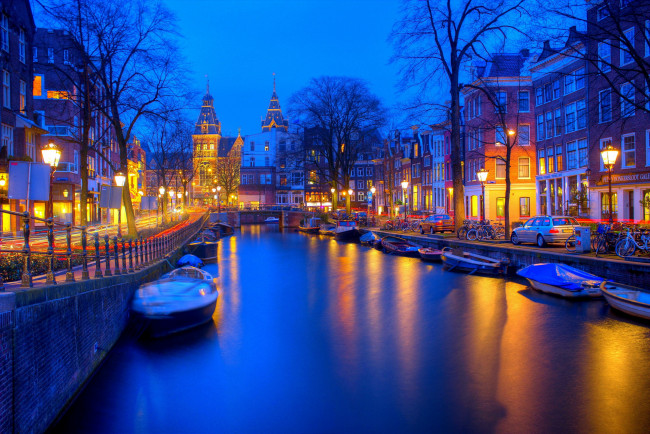 Обои картинки фото города, амстердам , нидерланды, вечер, лодки, огни, канал