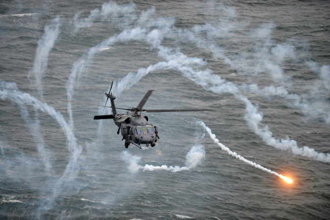 Обои картинки фото sikorsky uh-60 black hawk, авиация, вертолёты, uh-60, black, hawk, военный, вертолет, сикорский, армия, cоединенных, штатов, ложные, цели