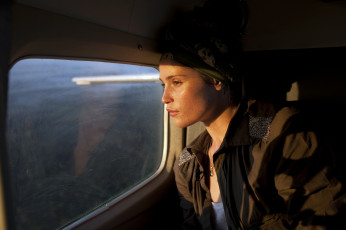 Картинка девушки gemma+arterton актриса куртка окно самолет