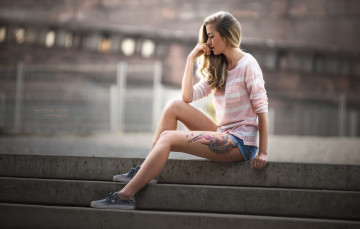 Картинка девушки -+блондинки +светловолосые блондинка джинсовые шорты ноги татуировка сидя глубина резкости женщины на открытом воздухе городские розовый свитер лицо профиль с водяными знаками веснушки