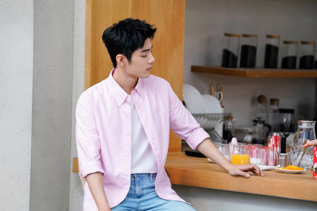 Обои картинки фото мужчины, xiao zhan, актер, рубашка, джинсы, стойка