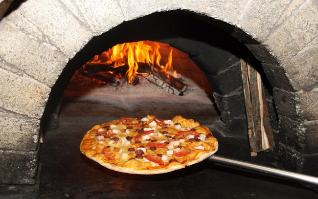 Обои картинки фото еда, пицца, печка, дрова, огонь