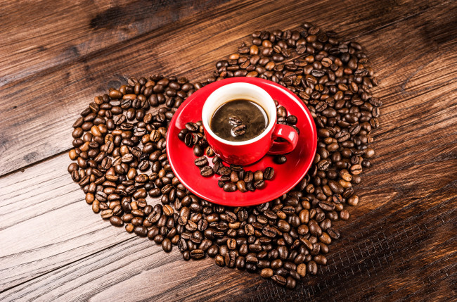 Обои картинки фото еда, кофе, кофейные, зёрна, блюдце, чашка, красная, сердце