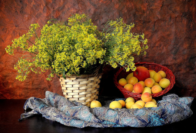Обои картинки фото еда, фрукты, ягоды, яблоко, абрикосы, цветы, корзина, платок