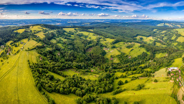 Картинка природа пейзажи лето облака Чехия зелень солнце небо леса домики панорама поля деревья zitkova луга вид сверху