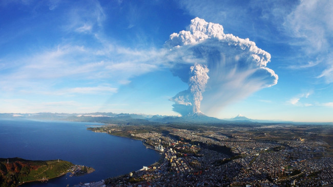 Обои картинки фото природа, стихия, извержение, город, вулкан, горы, панорама