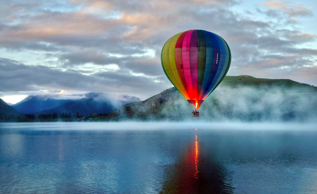 Обои картинки фото авиация, воздушные шары, шар, озеро, горы, туман