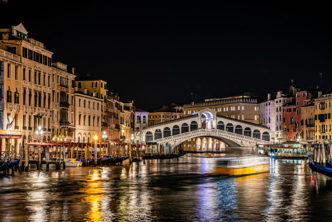 Обои картинки фото rialto bridge,  venice,  italy, города, венеция , италия, огни, ночь