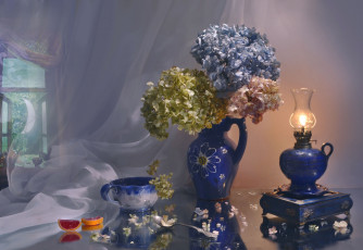 Картинка цветы гортензия натюрморт зеркало отражение керамика вечер закат