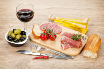 Картинка еда разное вино оливки маслины колбаса ветчина помидоры масло багет