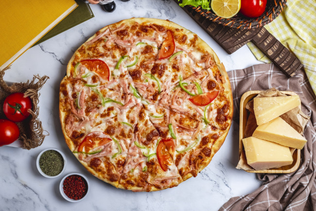Обои картинки фото еда, пицца, сыр, помидоры, лимон, перец