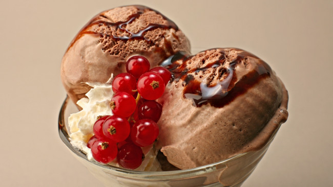 Обои картинки фото еда, мороженое, десерты, смородина, шоколадное