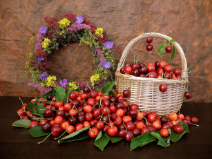 обоя еда, вишня, черешня, натюрморт, цветы, листья, венок, корзинка, ягоды