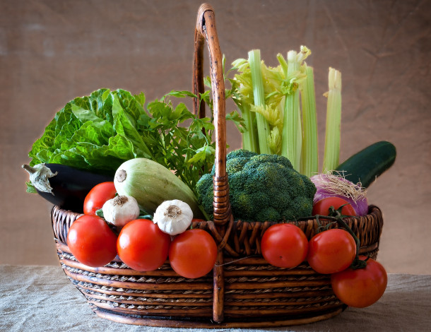 Обои картинки фото еда, овощи, корзина, помидоры, кабачок, брокколи, чеснок, салат, сельдерей