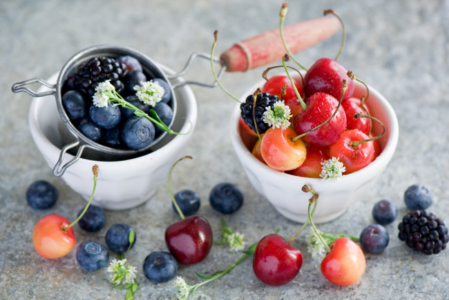 Обои картинки фото еда, фрукты, ягоды, черешня, ежевика, голубика, цветы
