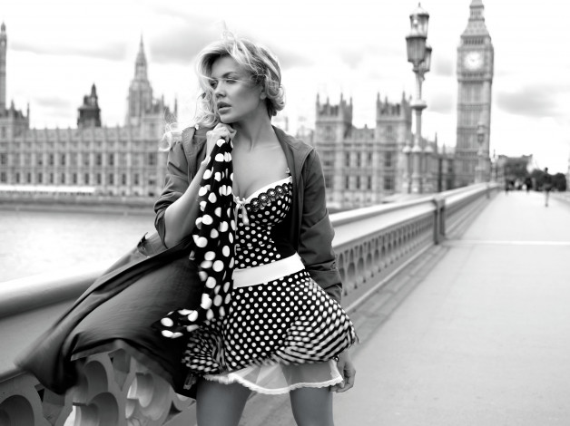 Обои картинки фото татьяна верёвкина, девушки, чёрно-белая, платье, лондон, татьяна, верёвкина, мост