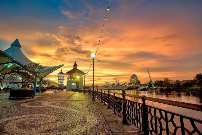 Обои картинки фото kuching,  sarawak,  malaysia, города, - улицы,  площади,  набережные, река, ограда