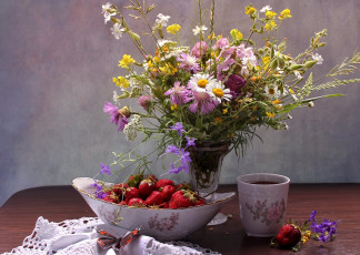 обоя еда, натюрморт, чашка, ягоды, клубника, лето, полевые, цветы, ромашки, букет