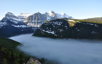 Картинка природа горы озеро снег небо туман деревья