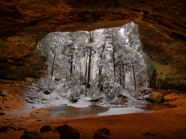 Обои картинки фото природа, зима, снег, лес, ручей, арка, скалы