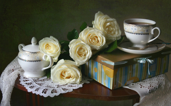 Обои картинки фото еда, напитки,  Чай, розы, сахарница, салфетка, натюрморт, чай, чашка, коробка