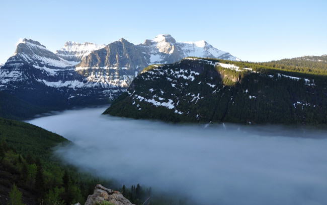 Обои картинки фото природа, горы, озеро, снег, небо, туман, деревья