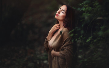 Картинка девушки -unsort+ брюнетки темноволосые темный фон лес солнце