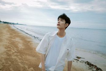 Картинка мужчины xiao+zhan актер рубашка футболка берег море