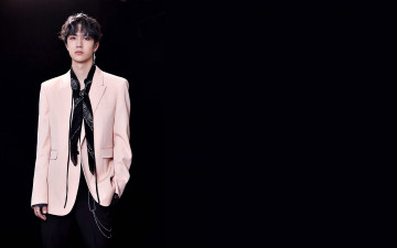 Картинка мужчины wang+yi+bo актер певец пиджак галстук