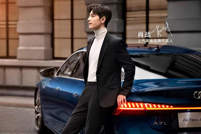 Обои картинки фото мужчины, xiao zhan, актер, костюм, водолазка, машина, ауди, синяя