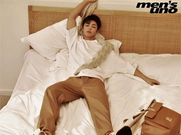 Обои картинки фото мужчины, hou ming hao, актер, шарф, футболка, кровать