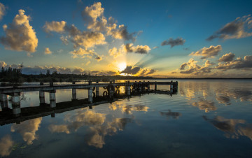 Картинка природа восходы закаты озеро мостик облака солнце