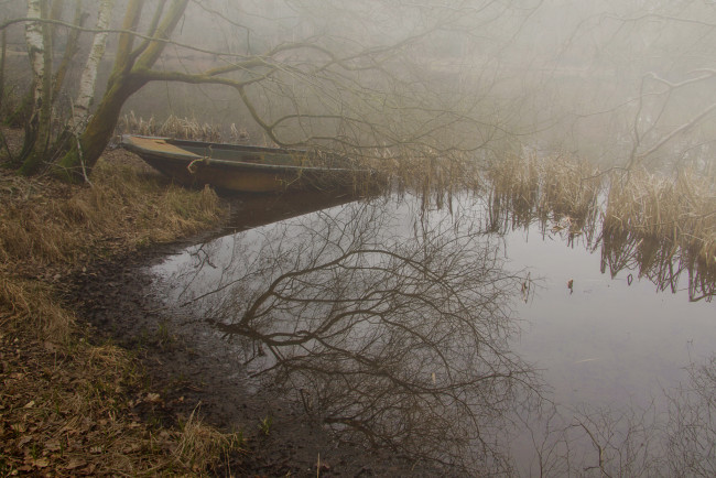Обои картинки фото природа, реки, озера, осень, лес, лодка, озеро, туман